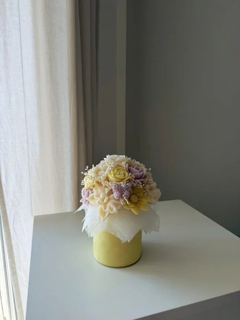 Ramo de flores de cera hecho a mano con cera de colza y flores secas en una elegante caja de terciopelo, colores pastel