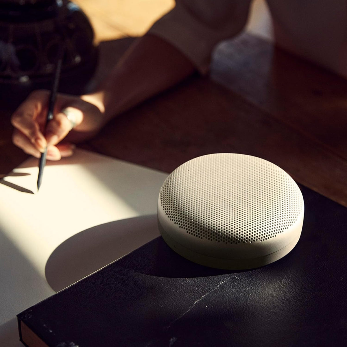 Bang & Olufsen Beosound A1 (2.ª gen.) – Altavoz Bluetooth portátil inalámbrico, resistente al agua IP67, sonido 360 grados, asistente de voz Alexa y manos libres, 18 horas de batería - Black Anthracite