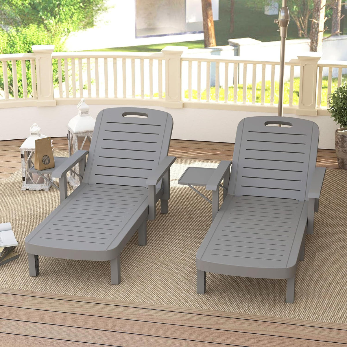 Outsunny Set de 2 tumbonas de jardín con mesa auxiliar, aspecto de madera, respaldo ajustable en 5 posiciones, silla de jardín resistente a la intemperie, carga máx. 120 kg, para jardín, exterior, playa, gris oscuro