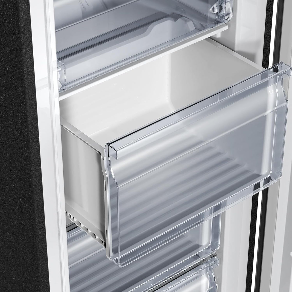 Congelador CHiQ FSD166NE4E 166 L, tecnología No Frost, puerta reversible, acero inoxidable negro, 144 cm de altura
