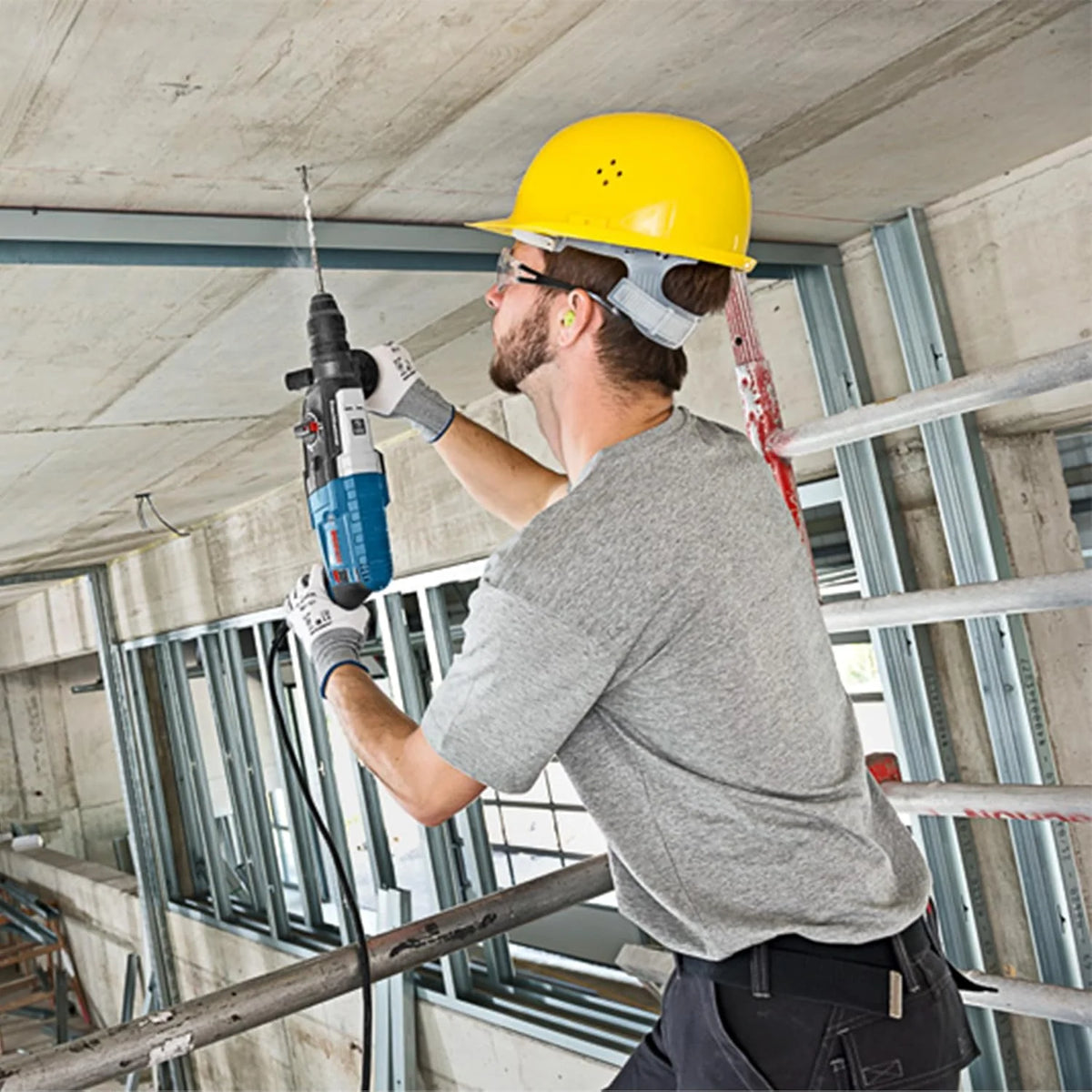 Bosch Professional: młot udarowo-obrotowy GBH 2-28 F (880 W, nominalna prędkość obrotowa 0 – 900 min-1, wymienny uchwyt SDS plus, ogranicznik głębokości, walizka)