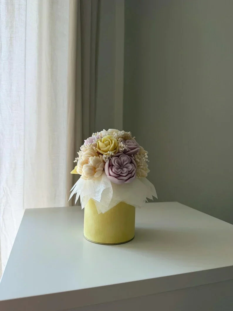 Ramo de flores de cera hecho a mano con cera de colza y flores secas en una elegante caja de terciopelo, colores pastel