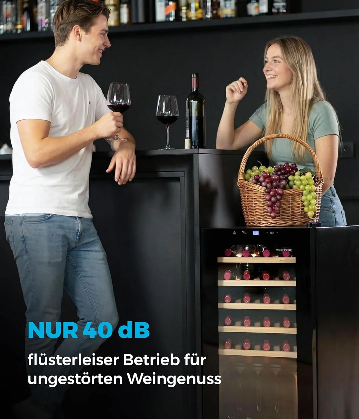 °CUBES Lodówka na wino, 28 butelek (90 l) z eleganckimi szklanymi drzwiami i wysokiej jakości półkami z drewna bukowego, 5-18°C, niski poziom wibracji i cicha (40 dB) | szafka na wino z wyświetlaczem