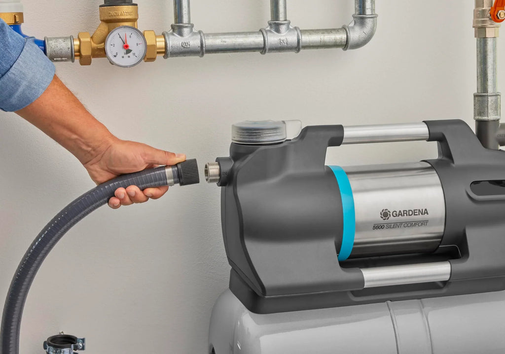 Estación de bombeo para casa Gardena 6300 SilentComfort, depósito de 25 l, filtro, 6300 l/h, protección contra marcha en seco, silenciosa, Bluetooth, aplicación 9068 20