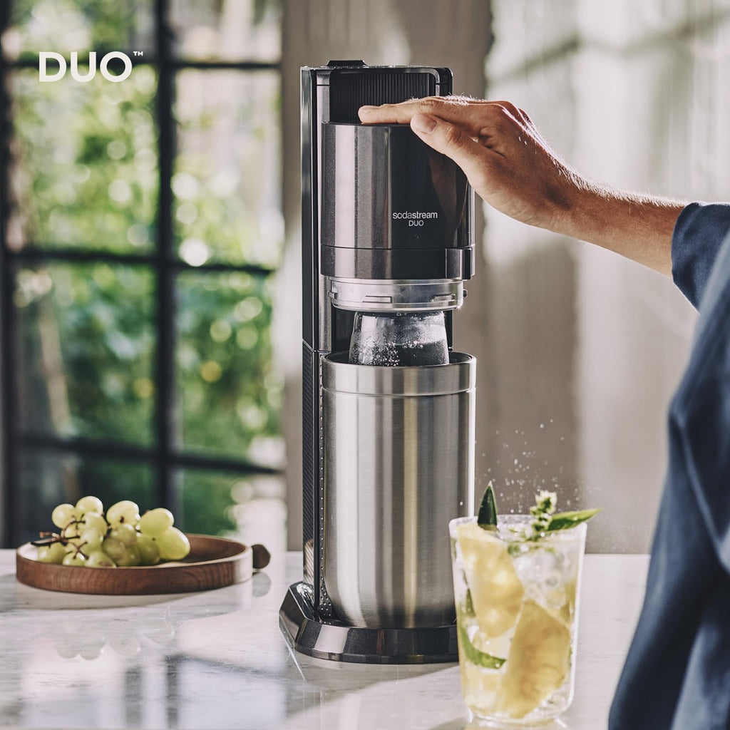 Gasificadora de agua SodaStream DUO Comfort-Set con cilindro de CO2 Quick-Connect | incl. 2 botellas de vidrio de 1 L, 2 botellas de plástico FUSE de 1 L (aptas para lavavajillas) y escurridor de botellas | Color: Titanio