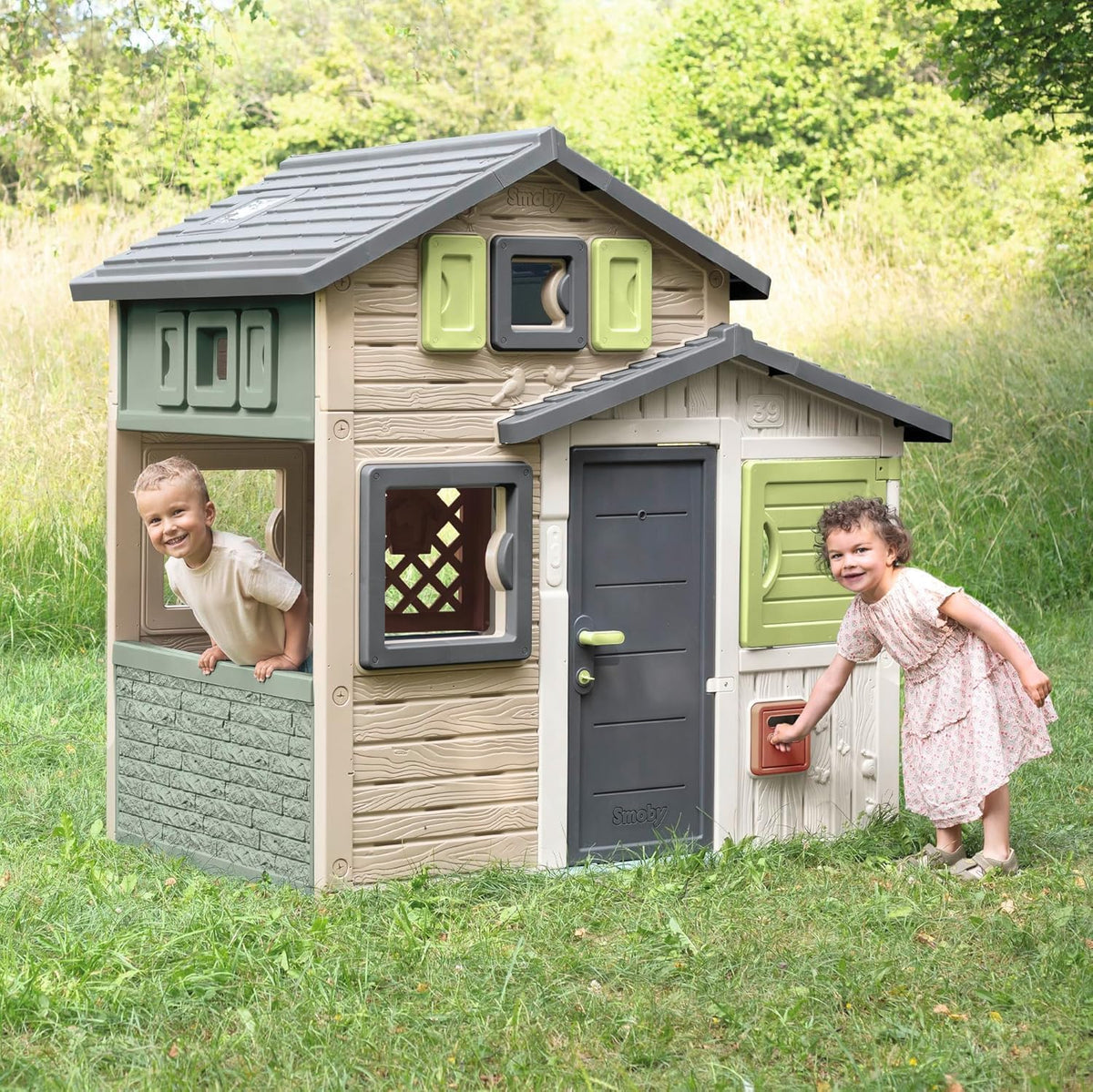 Smoby Life - Casita de juegos Friends House EVO con 2 puertas, 6 ventanas y mesa de picnic extraíble – Fabricada en material reciclado, protección UV, para niños a partir de 3 años (7600810208)