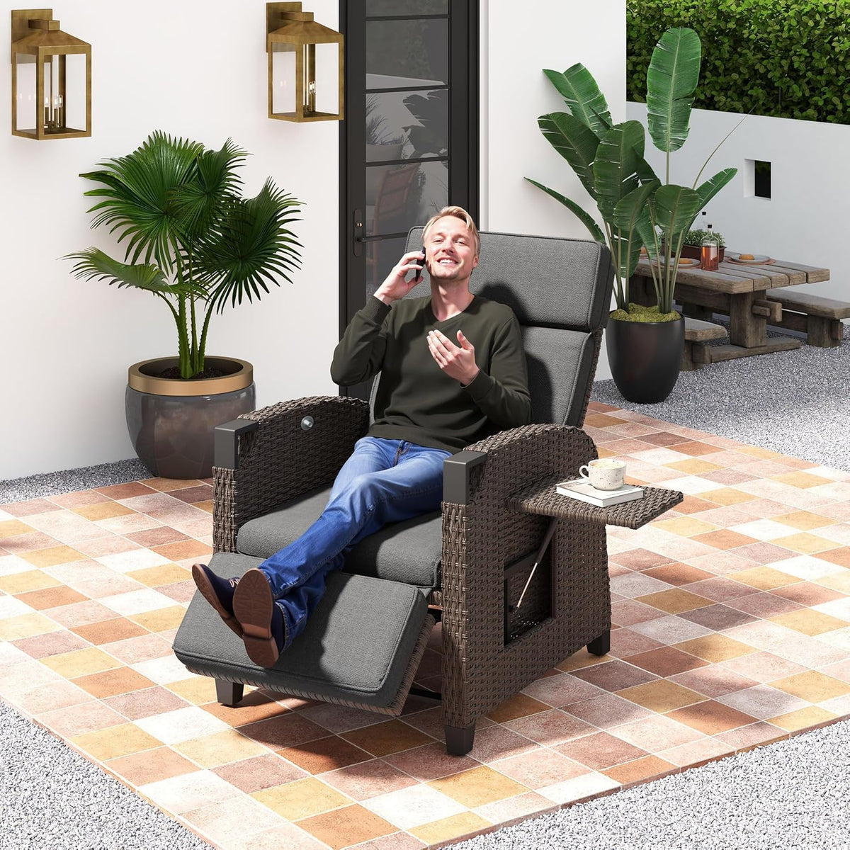 Tumbona Relax Amopatio, hamaca de ratán con respaldo ajustable y mesa plegable, sillón de jardín para exterior resistente a la intemperie, para terraza, jardín, balcón – Gris y Marrón