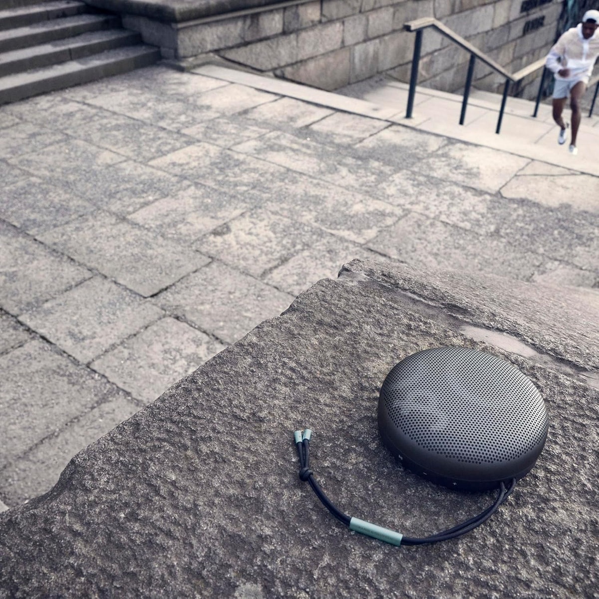 Bang & Olufsen Beosound A1 (2.ª gen.) – Altavoz Bluetooth portátil inalámbrico, resistente al agua IP67, sonido 360 grados, asistente de voz Alexa y manos libres, 18 horas de batería - Black Anthracite