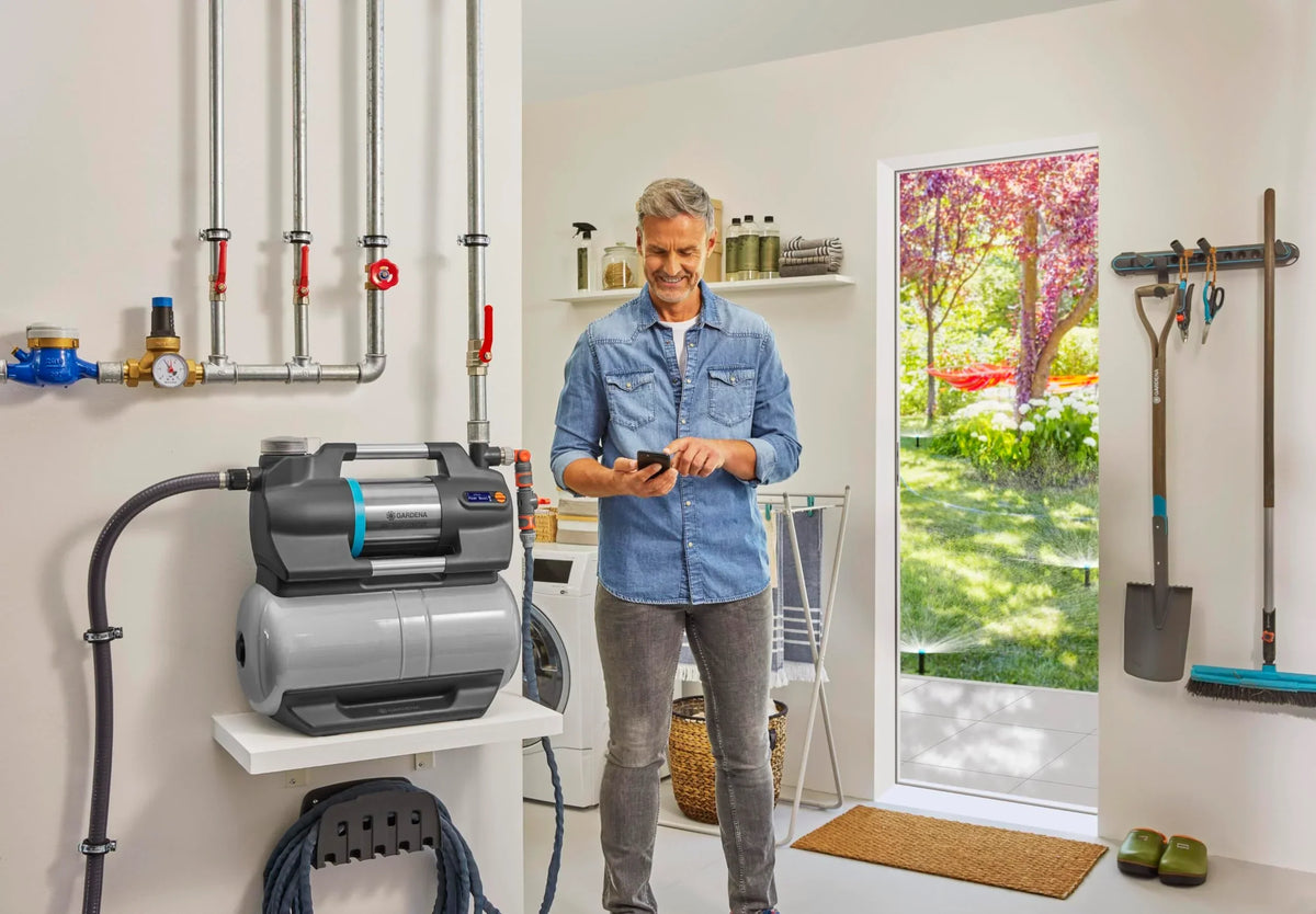 Estación de bombeo para casa Gardena 6300 SilentComfort, depósito de 25 l, filtro, 6300 l/h, protección contra marcha en seco, silenciosa, Bluetooth, aplicación 9068 20