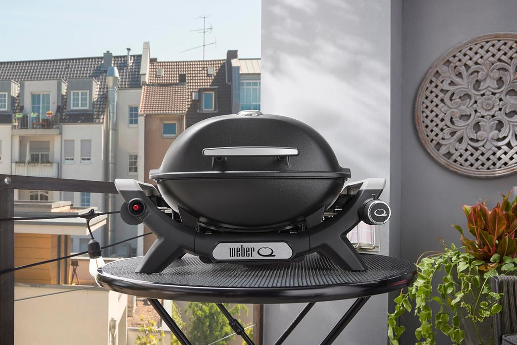 Barbacoa de gas Weber Q 1100N/Barbacoa portátil y ligera para camping, terrazas y balcones con quemador de alto rendimiento, parrillas de hierro fundido vitrificado y encendido electrónico, negro medianoche
