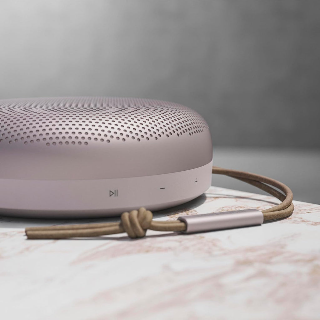 Bang & Olufsen Beosound A1 (2.ª gen.) – Altavoz Bluetooth portátil inalámbrico, resistente al agua IP67, sonido 360 grados, asistente de voz Alexa y manos libres, 18 horas de batería - Black Anthracite