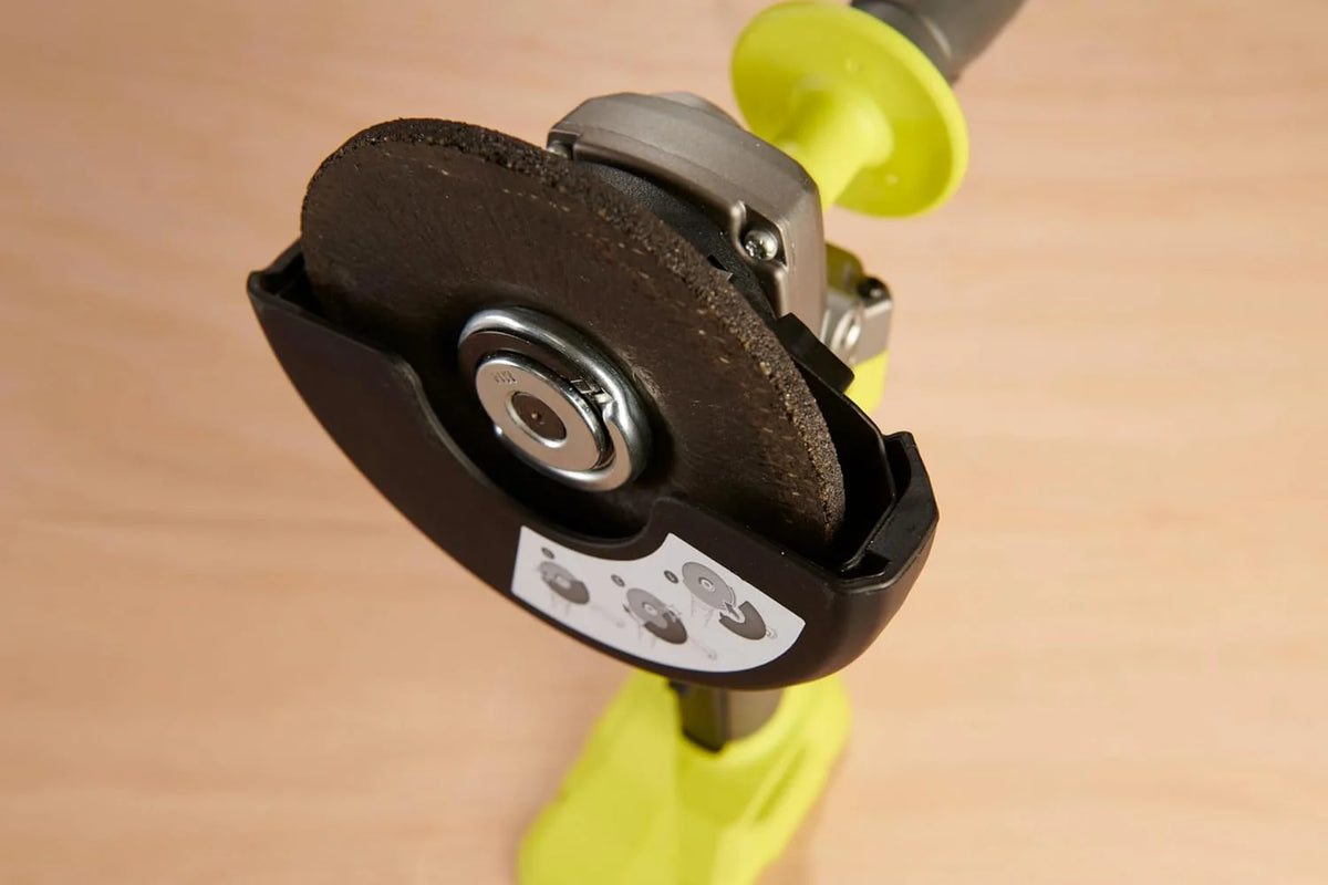 RYOBI - Szlifierka kątowa 2000 W śr. 230 mm - 6600 obr./min - uchwyt tylny obracany o 180° - Soft Start - Dostarczany z 1 metalową tarczą tnącą o średnicy 230 mm i 1 kluczem serwisowym - EAG2000-G