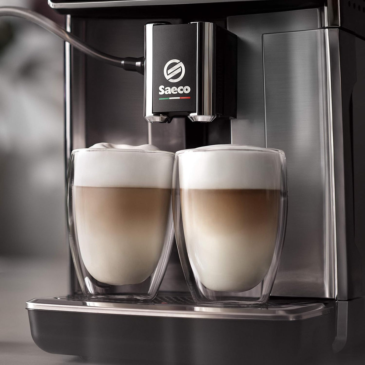 Cafetera superautomática Saeco GranAroma con 16 variedades de café, pantalla a color intuitiva, 4 perfiles de usuario, molinillo de cerámica, acero inoxidable negro (SM6585/00)