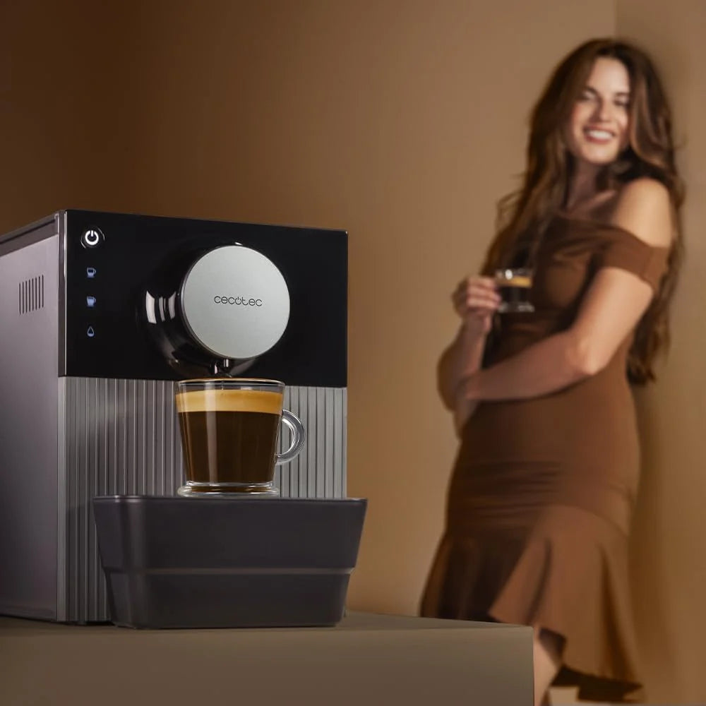 Cecotec Superautomatyczny ekspres do kawy kompaktowy Cremmaet Cube Red. 1350W, profesjonalna wydajność, system prasowania, wstępne zaparzanie, 19 barów, system Thermoblock, 5 poziomów mielenia