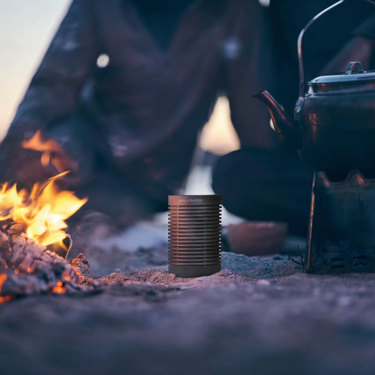 Bang & Olufsen Beosound Explore – Altavoz Bluetooth inalámbrico portátil para exteriores, hogar y viajes, 27 horas de autonomía, resistente al agua, sonido 360° + cable de carga USB-C – Negro antracita