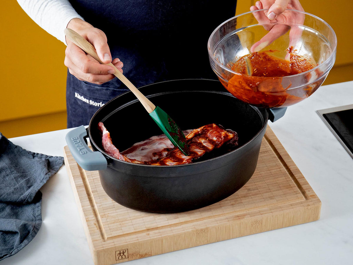 STAUB Cocotte fuente de hierro fundido con tapa, 33 cm, 6,7 L, ovalada, apta para inducción, fabricada en Francia, negro