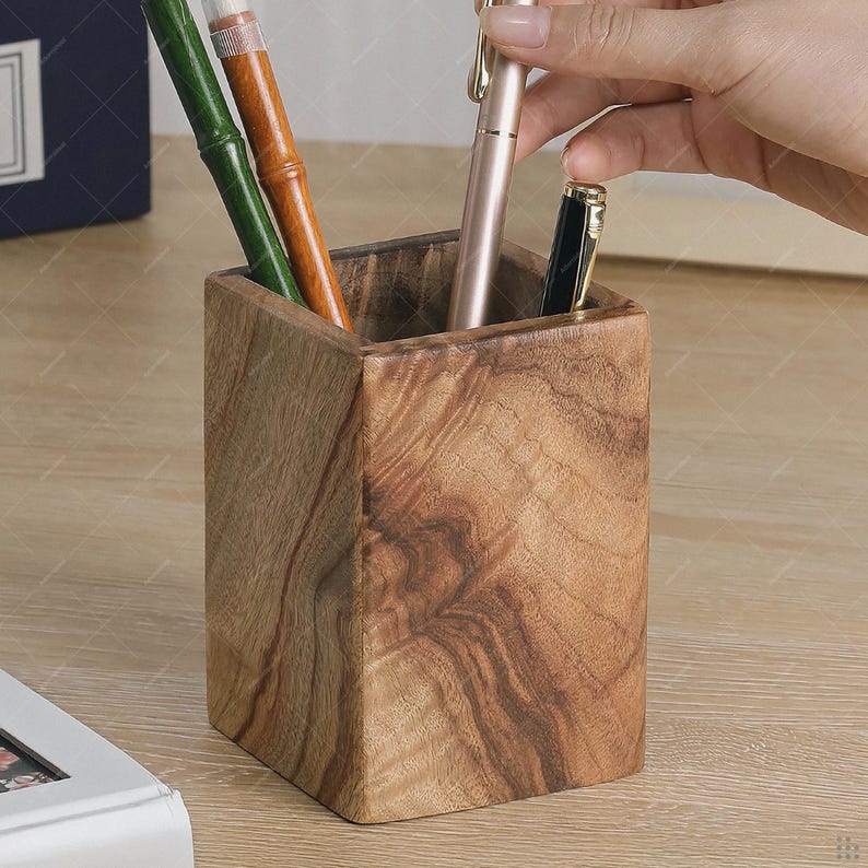 Portalápices de madera maciza de alcanfor 8x8x12 cm – Organizador de escritorio, cubilete para lápices