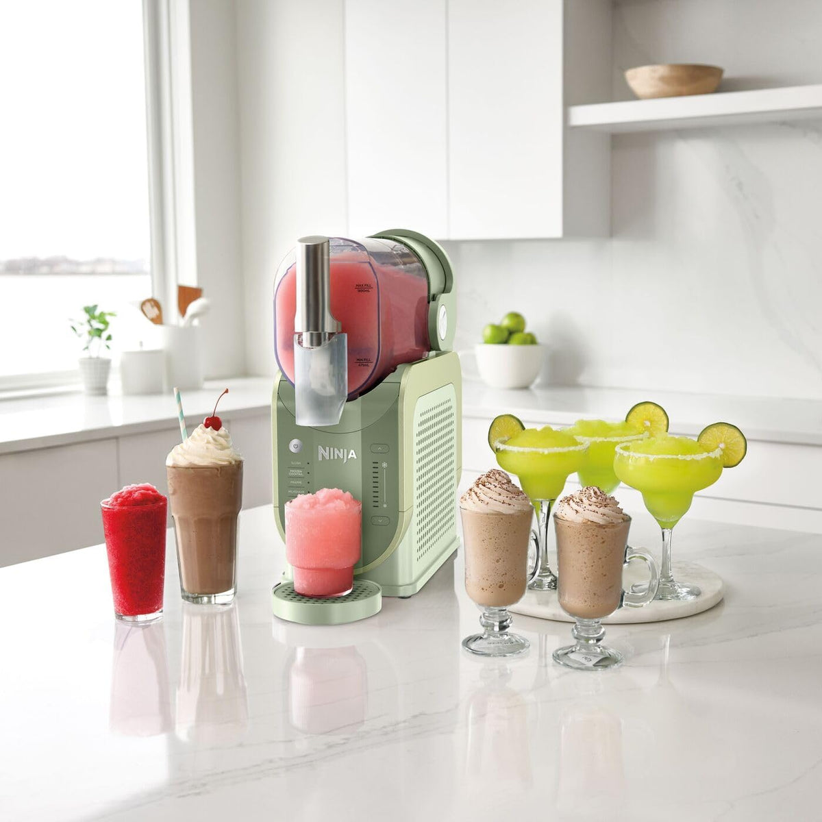 Máquina Ninja SLUSHi para granizados, cócteles helados, frappés, batidos y zumos congelados, sin hielo ni preparación previa, tecnología WhisperChill, capacidad de 1,9 L, Verde, FS301EUTG