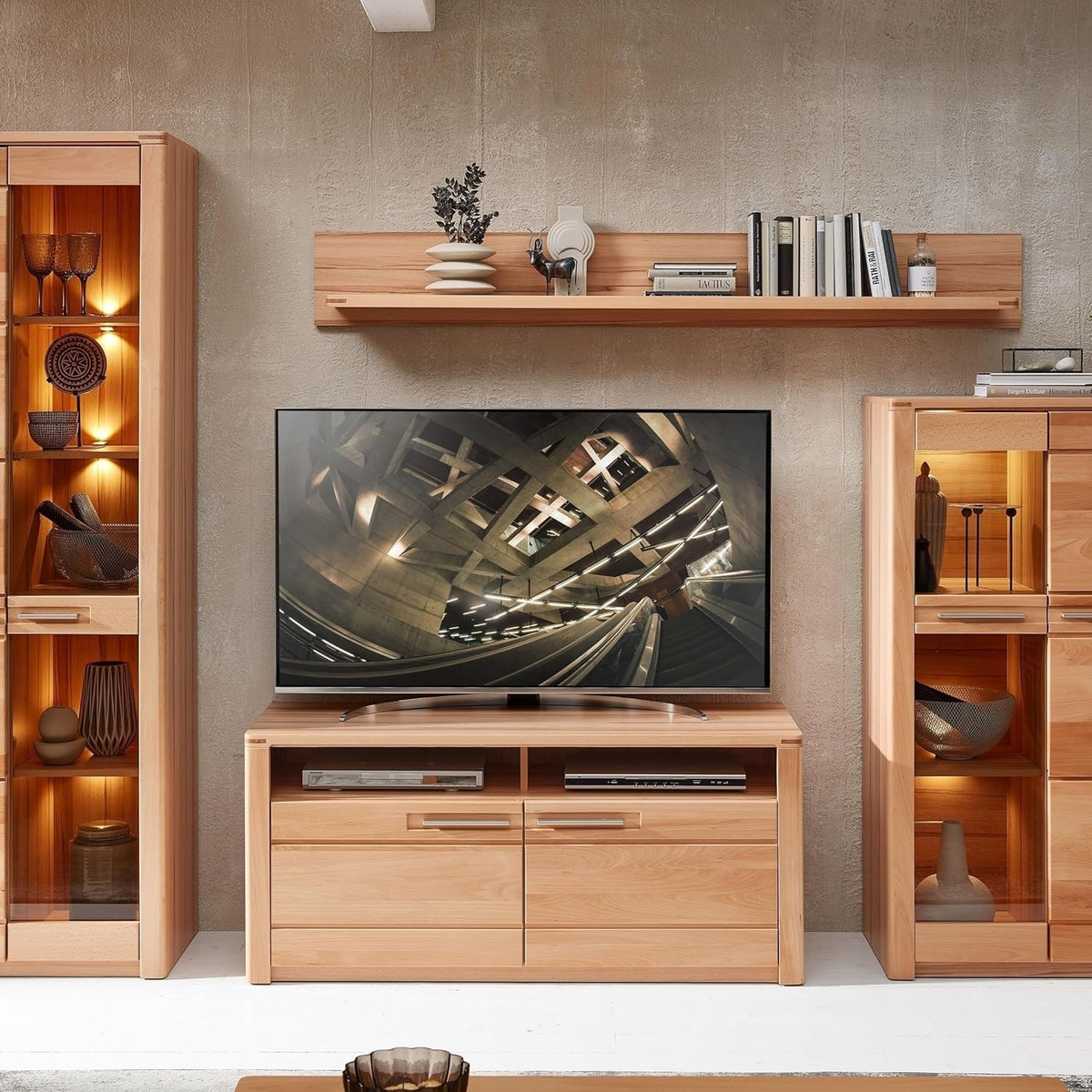 Mueble para TV möbelando >Nature One<, mueble bajo para TV en haya maciza (parcialmente), certificado FSC - Mueble de TV moderno con mucho espacio de almacenamiento para su salón - 131 x 58 x 45 cm (ancho/alto/fondo)
