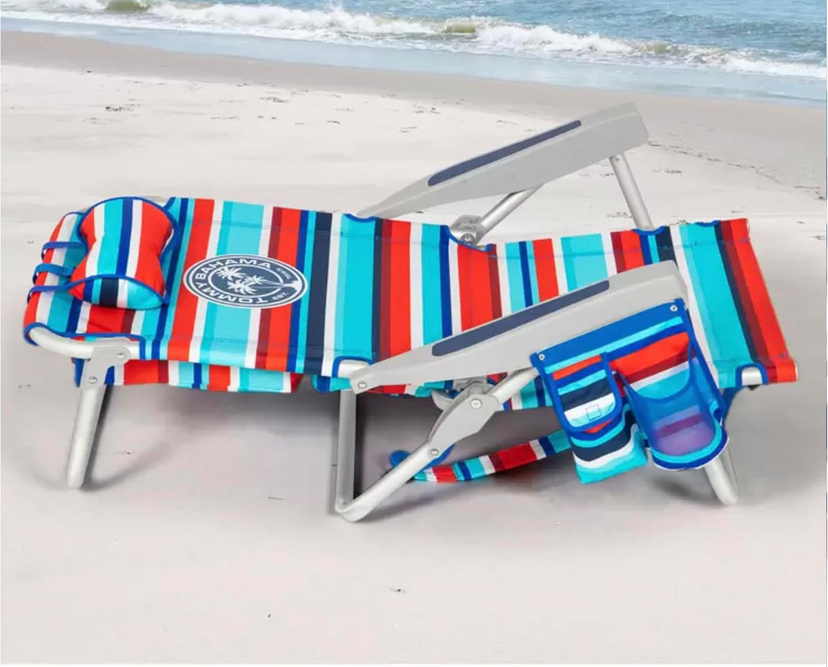 Silla de playa Tommy Bahama modelo 2025. A rayas rojas y azules.