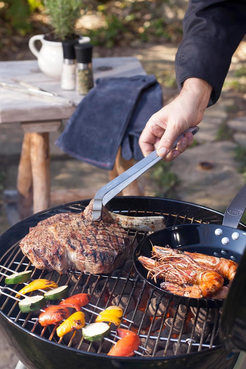 Barbacoa de carbón esférica RÖSLE No.1 Sport F50, barbacoa de carbón de alta calidad con entrada de aire ajustable, bisagra en la tapa, termómetro en la tapa, estante estable, superficie de parrilla extragrande y cámara de cocción