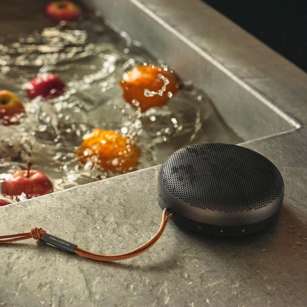 Bang & Olufsen Beosound A1 (2.ª gen.) – Altavoz Bluetooth portátil inalámbrico, resistente al agua IP67, sonido 360 grados, asistente de voz Alexa y manos libres, 18 horas de batería - Black Anthracite