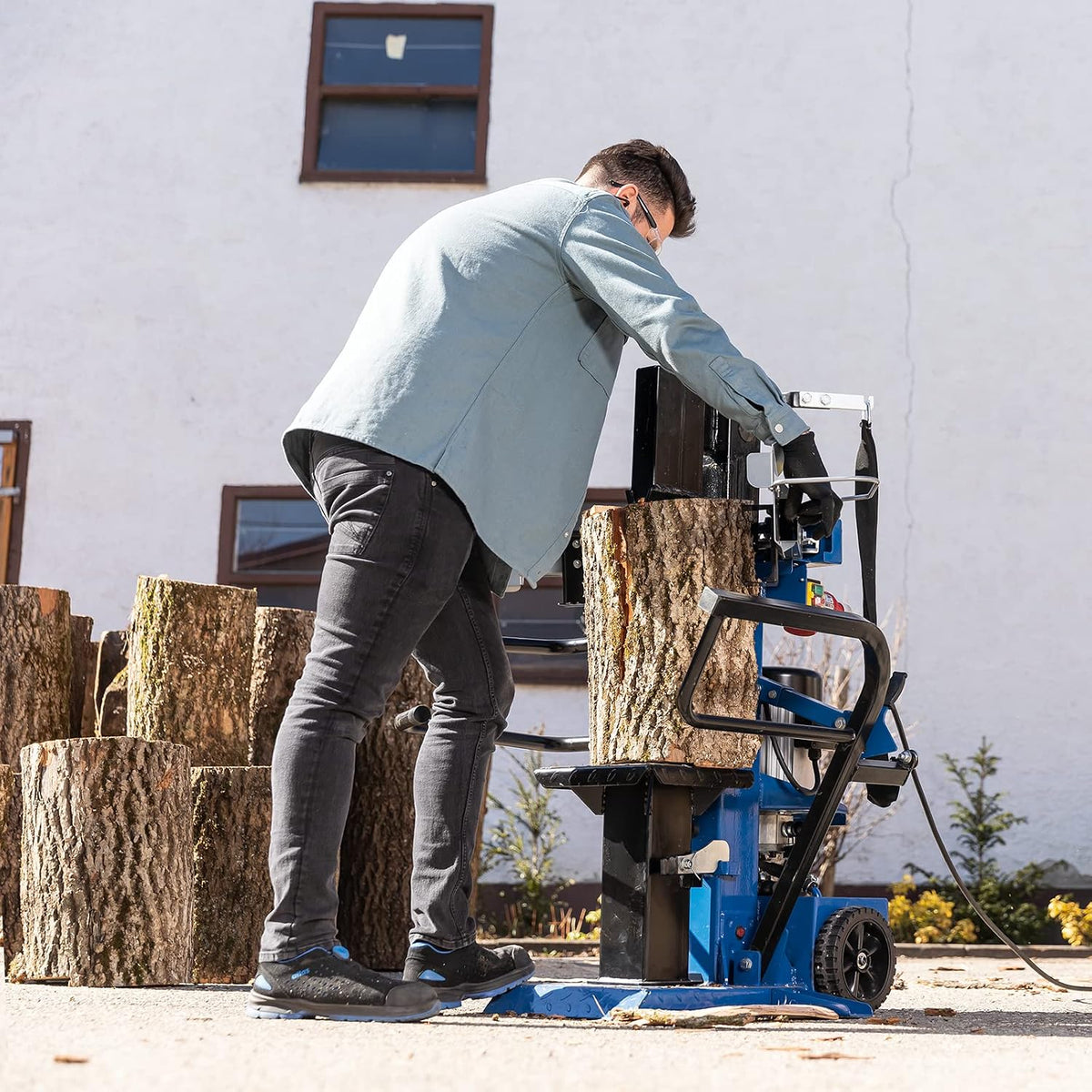 Hendidora de leña vertical Scheppach Compact 10t para troncos de un metro, 230V | 10 toneladas de fuerza de corte | 3500W de potencia | longitud de tronco 1070mm / Ø máx. 380mm | mesa giratoria | madera dura y blanda - con dispositivo de desplazamiento
