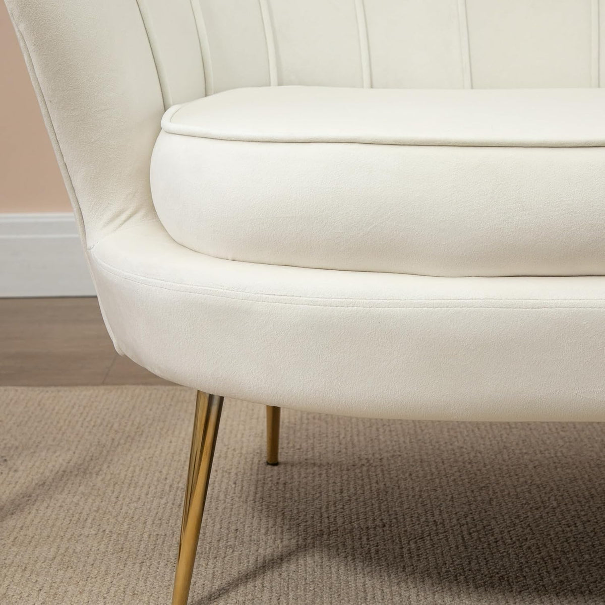 Sofá de 2 plazas HOMCOM con reposabrazos, respaldo en forma de pétalo, acolchado grueso, sofá tapizado moderno con aspecto de terciopelo y patas de metal para salón, 130 x 77 x 77 cm, blanco crema