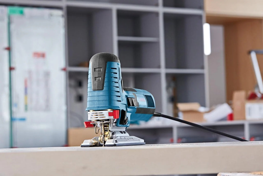 Bosch Professional: wyrzynarka GST 160 CE (3 brzeszczoty do drewna, adapter do odsysania pyłu, osłona, wypełnienie 1/1 do L-BOXX, walizka L-BOXX)