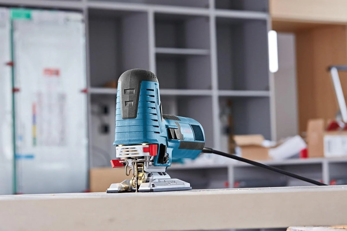 Bosch Professional: wyrzynarka GST 160 CE (3 brzeszczoty do drewna, adapter do odsysania pyłu, osłona, wypełnienie 1/1 do L-BOXX, walizka L-BOXX)
