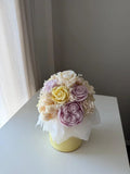 Ramo de flores de cera hecho a mano con cera de colza y flores secas en una elegante caja de terciopelo, colores pastel