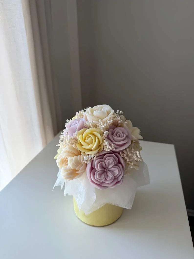 Ramo de flores de cera hecho a mano con cera de colza y flores secas en una elegante caja de terciopelo, colores pastel