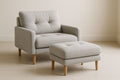 Sillón y reposapiés en tela de poliéster gris claro, patas de madera maciza de roble, cojines incluidos
