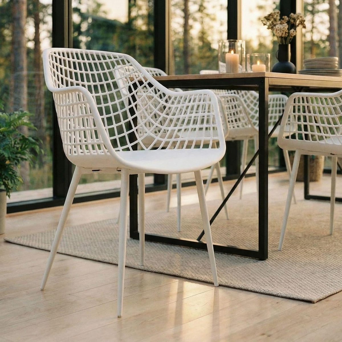 IDIMEX Sillas de jardín Lucia en set de 4, blanco - Silla de diseño de concha con reposabrazos de plástico, diseño retro adecuado para interiores y exteriores, de fácil cuidado y resistente a los rayos UV, sillas de comedor para 4 personas