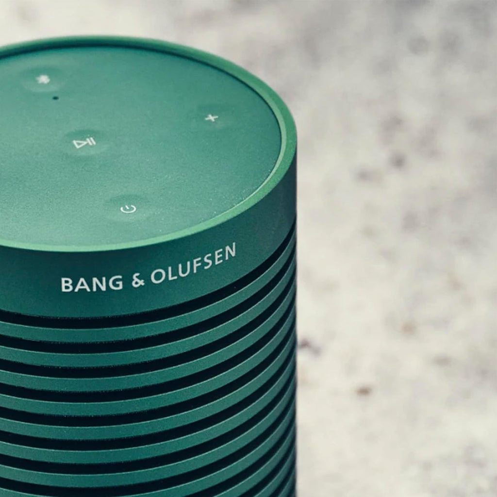Bang & Olufsen Beosound Explore – Altavoz Bluetooth inalámbrico portátil para exteriores, hogar y viajes, 27 horas de autonomía, resistente al agua, sonido 360° + cable de carga USB-C – Negro antracita