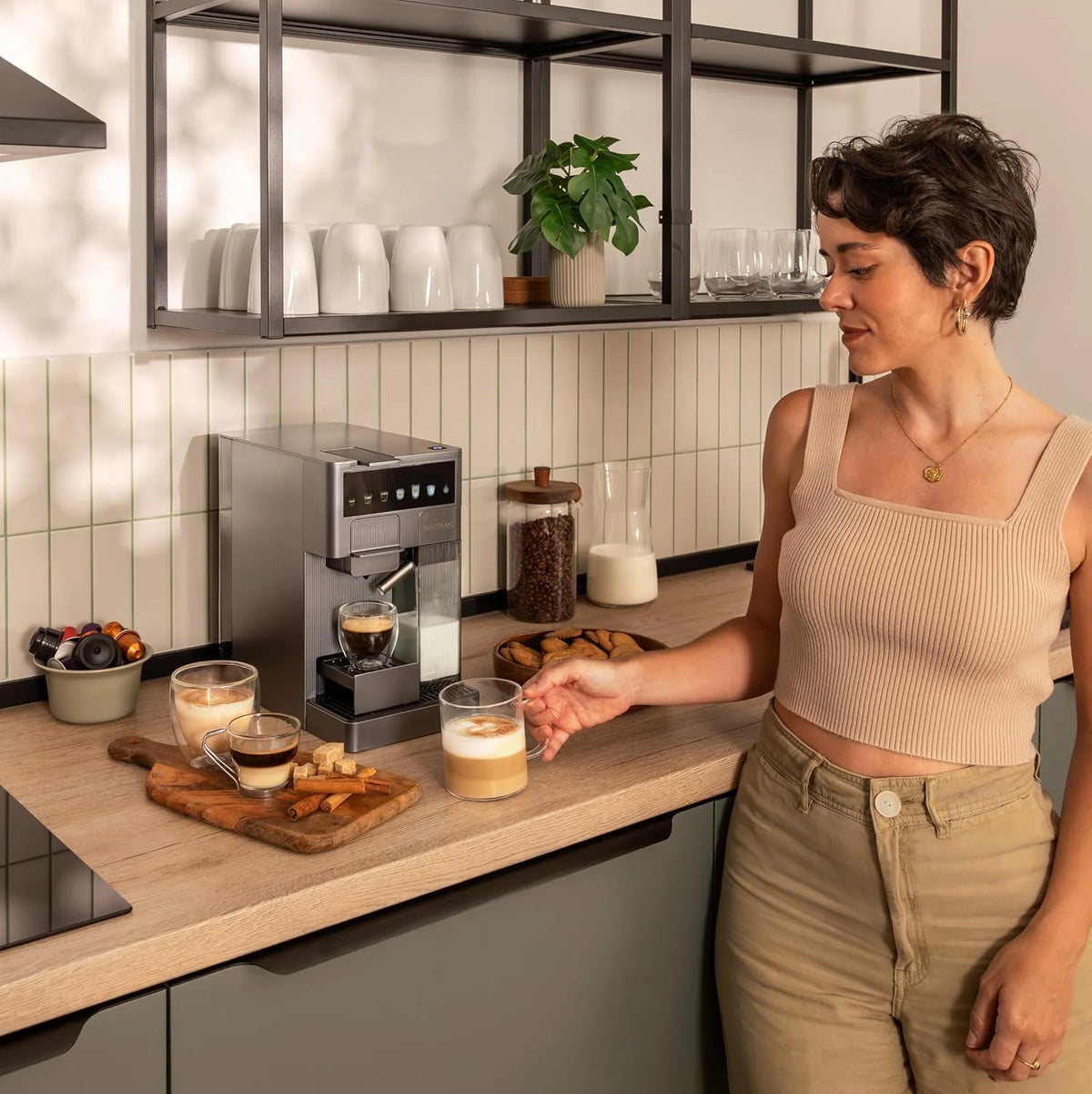 Cecotec Ekspres do kawy espresso, ekspres do kawy FreeStyle Latte T. 1350 W, 20 bar, zbiornik na wodę 1,6 l i 400 ml mleka, kompatybilny z kawą mieloną, Dolce Gusto, Nespresso i K-Fee