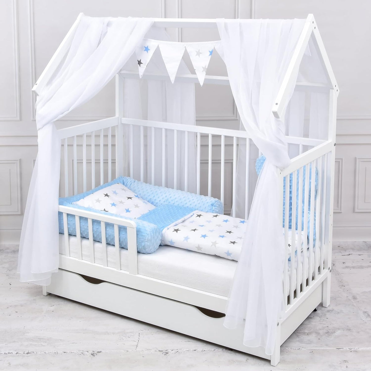 Set completo de cuna Baby Delux, cama casita de 60x120 cm, color blanco, con cajón, barrera anticaídas, colchón, ropa de cama y set de decoración (Prince Stars)