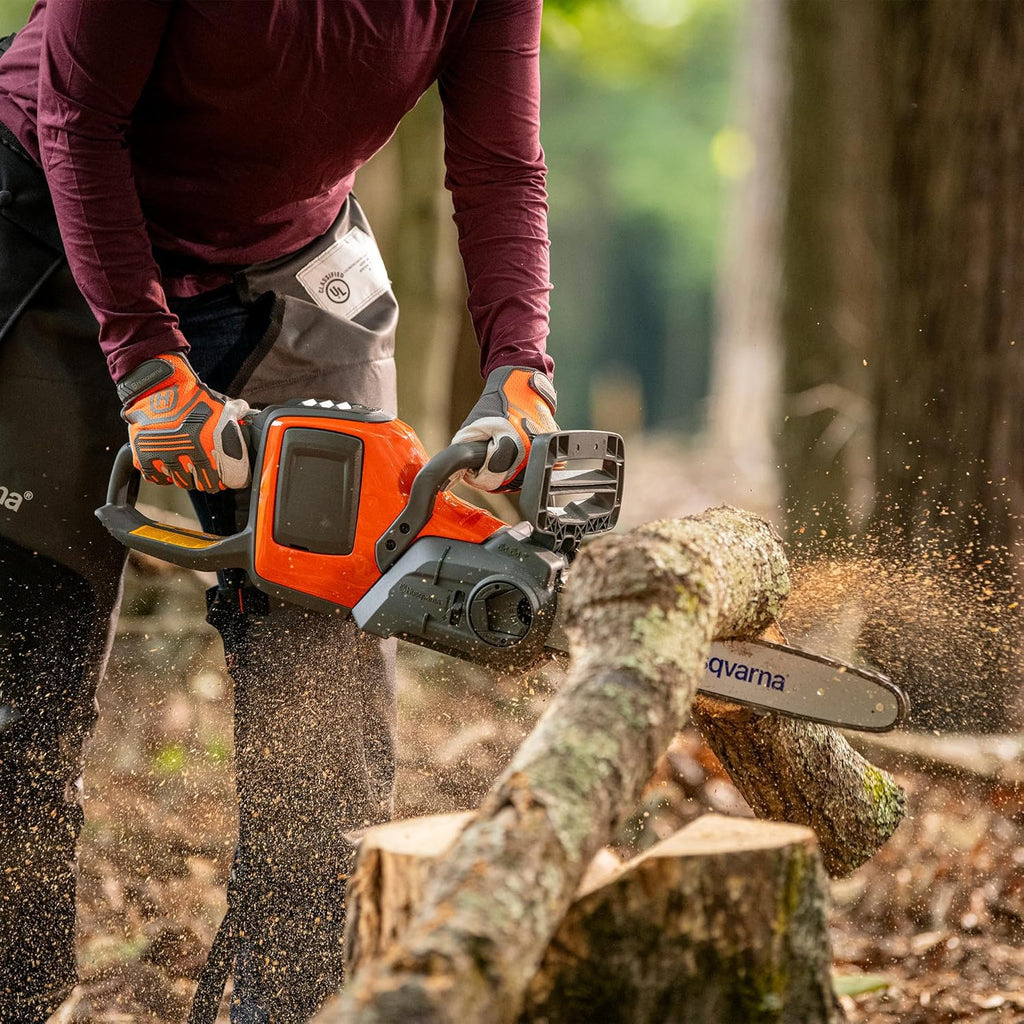 Motosierra de batería Husqvarna 225i: ligera, inalámbrica, silenciosa, espada de 14″, velocidad de cadena de 20 m/s, ideal para poda y mantenimiento de jardines (incluye batería y cargador)