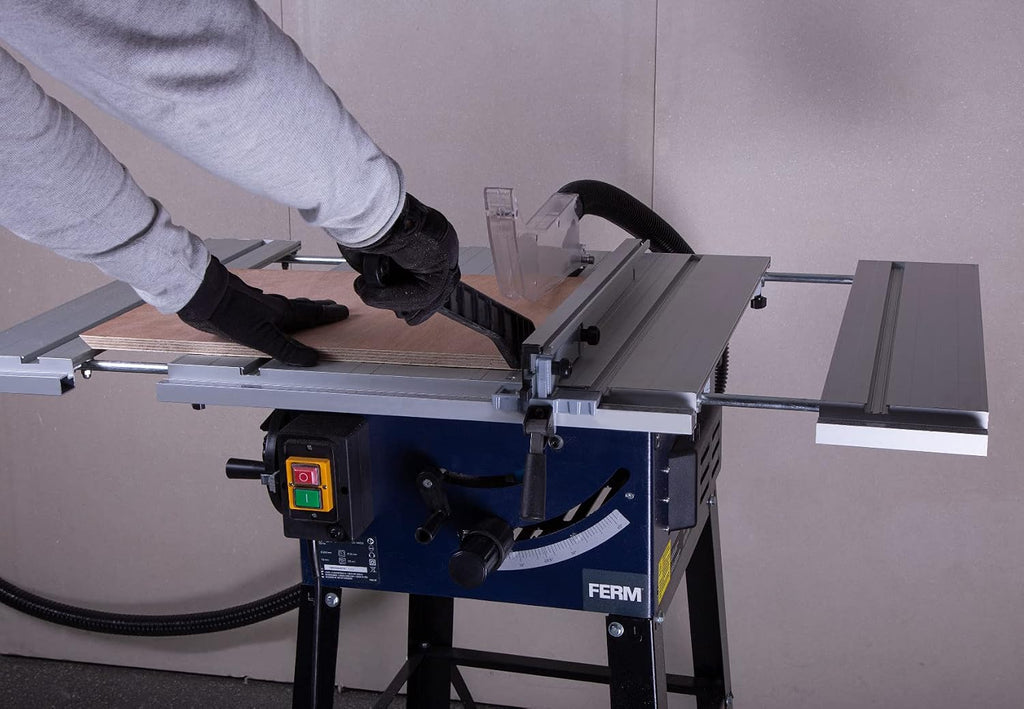 FERM Stołowa pilarka tarczowa 250 mm - 1800 W - wysuwany aluminiowy stół roboczy - adapter próżniowy - ogranicznik kątowy i prowadnica równoległa - w zestawie brzeszczot T40 (TCT)