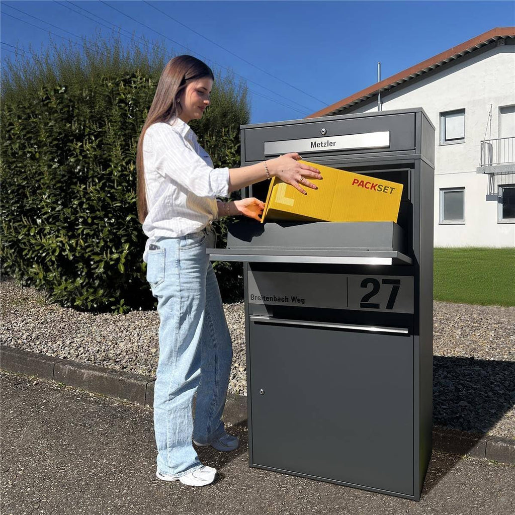 Metzler Paketbox draußen groß XXL, Briefkasten mit Paketfach in Anthrazit RAL7016, Paketbriefkasten, Standbriefkasten, Paketkasten, Personalisiert Edelstahl Namensschild Gravur, rostfrei - Bispo Max 2