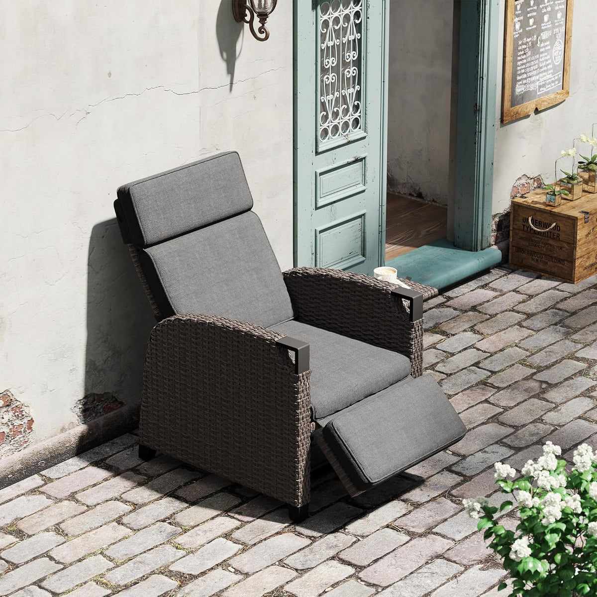 Tumbona Relax Amopatio, hamaca de ratán con respaldo ajustable y mesa plegable, sillón de jardín para exterior resistente a la intemperie, para terraza, jardín, balcón – Gris y Marrón