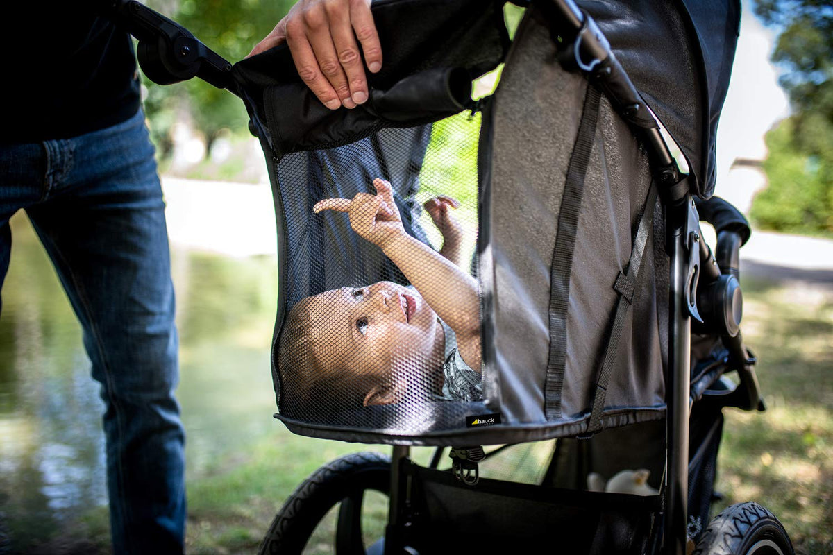 Cochecito hauck Runner 2, silla de paseo de tres ruedas con ruedas neumáticas XL para niños de hasta 22 kg, protección UV 50+, ventana de ventilación, altura ajustable, plegable, cesta XL de hasta 3 kg, función de reclinado (negro)
