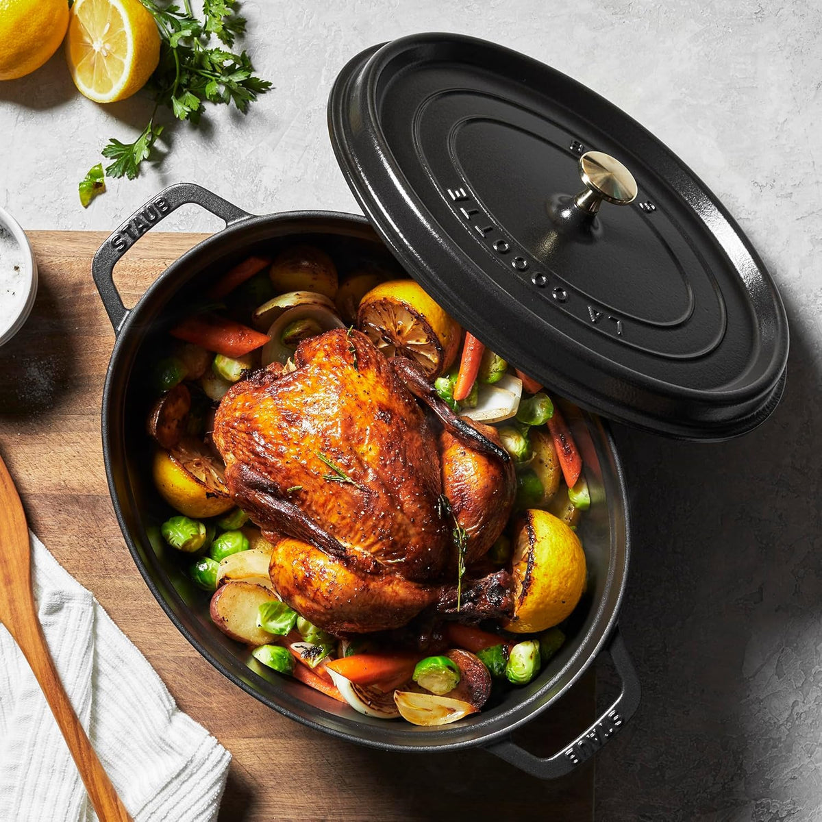 STAUB Cocotte fuente de hierro fundido con tapa, 33 cm, 6,7 L, ovalada, apta para inducción, fabricada en Francia, negro