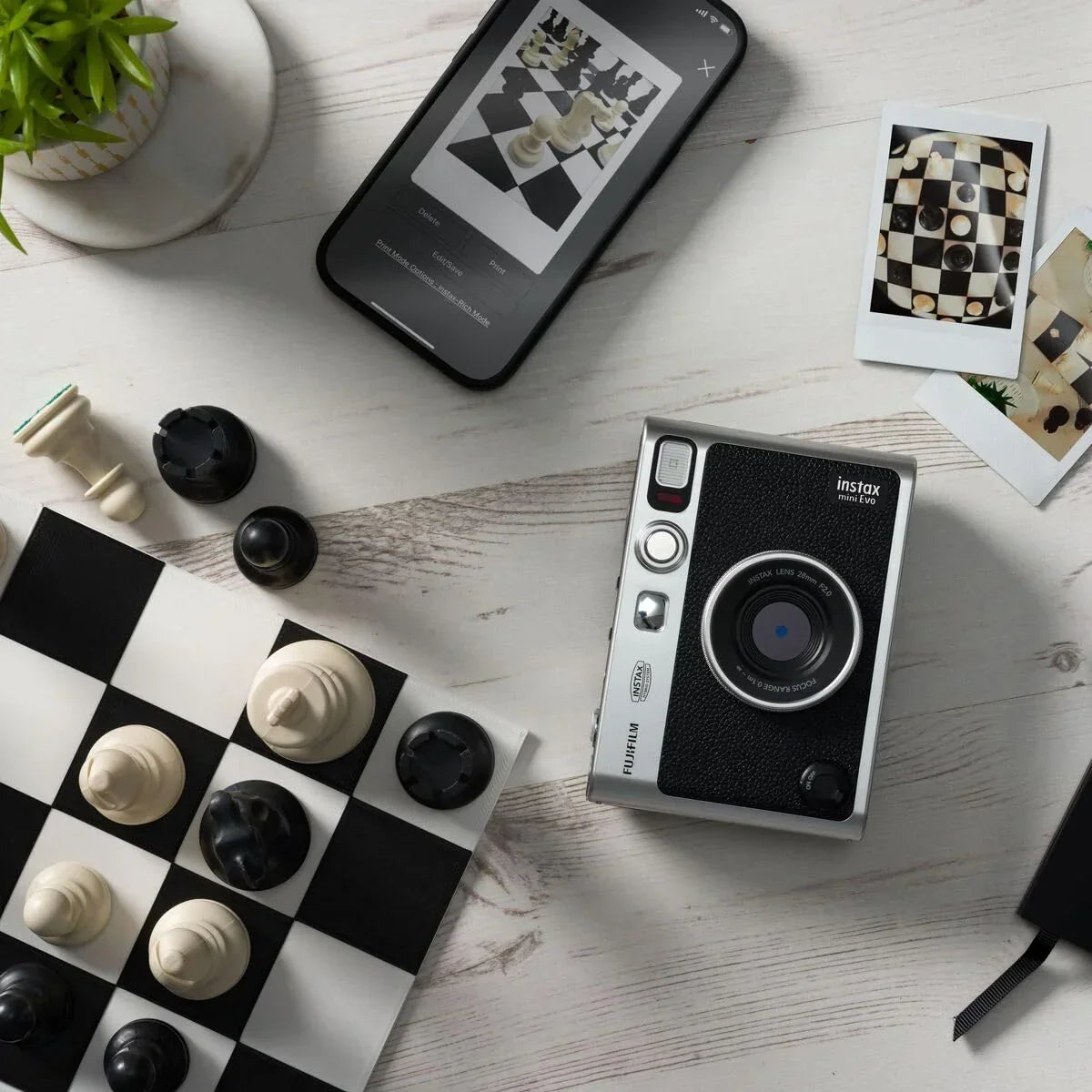 Cámara instantánea híbrida INSTAX Mini EVO negra con pantalla LCD, carga USB-C y múltiples efectos de lente