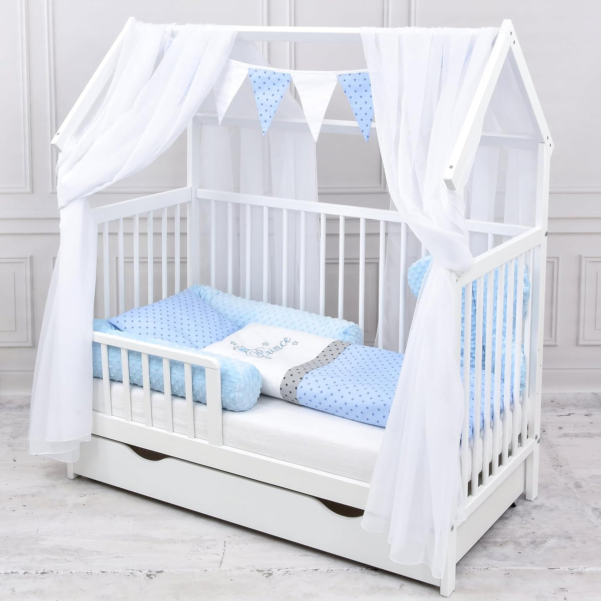 Set completo de cuna Baby Delux, cama casita de 60x120 cm, color blanco, con cajón, barrera anticaídas, colchón, ropa de cama y set de decoración (Prince Stars)