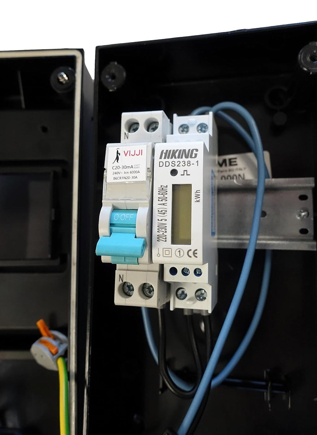 Punto de carga para cargador móvil equipado con una toma Legrand Green'Up con protecciones y contador