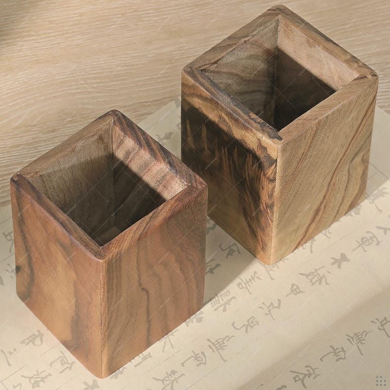 Portalápices de madera maciza de alcanfor 8x8x12 cm – Organizador de escritorio, cubilete para lápices