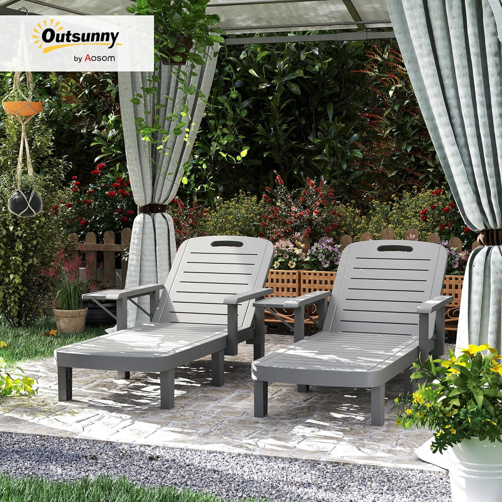Outsunny Set de 2 tumbonas de jardín con mesa auxiliar, aspecto de madera, respaldo ajustable en 5 posiciones, silla de jardín resistente a la intemperie, carga máx. 120 kg, para jardín, exterior, playa, gris oscuro