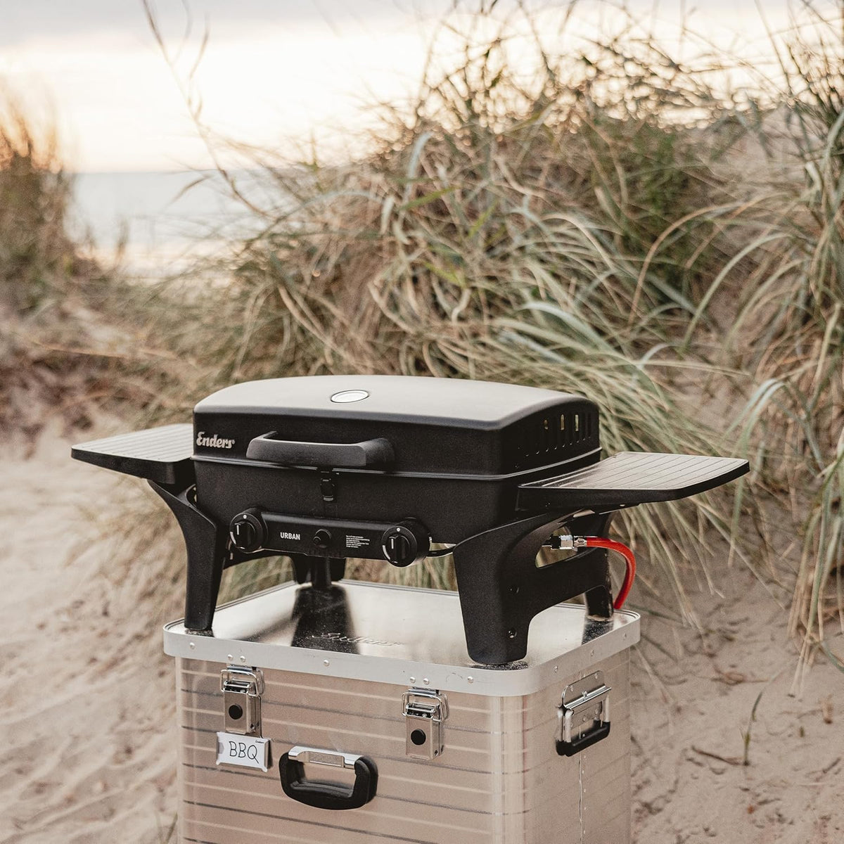 EndersGasgrill Urban II Pro, parrilla de mesa, función de asado, cocción y horneado, 2 quemadores de acero inoxidable, con termómetro para parrilla, parrilla para balcón y camping, carcasa de aluminio fundido, rejilla de hierro fundido, #2062