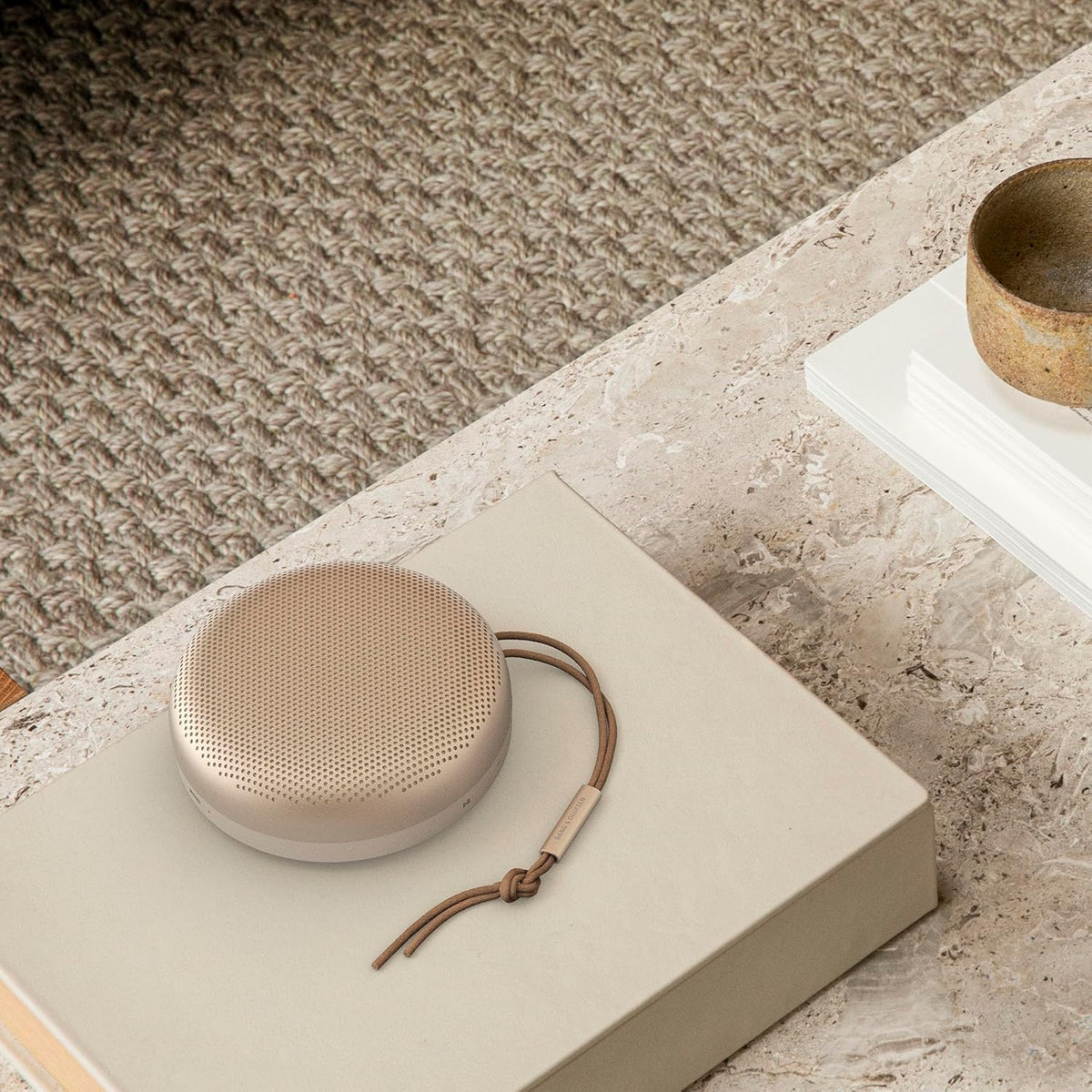 Bang & Olufsen Beosound A1 (2.ª gen.) – Altavoz Bluetooth portátil inalámbrico, resistente al agua IP67, sonido 360 grados, asistente de voz Alexa y manos libres, 18 horas de batería - Black Anthracite